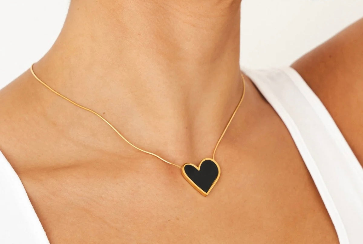 Grande noir heart pendant necklace