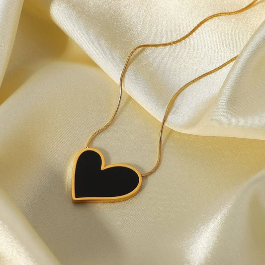 Grande noir heart pendant necklace