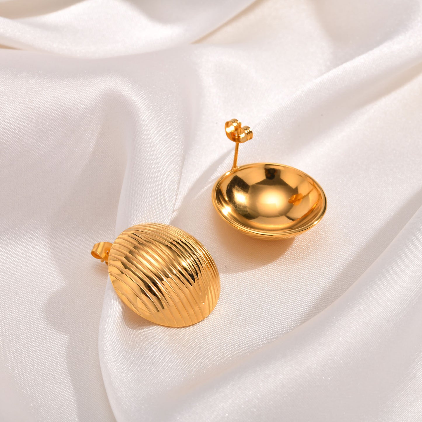 18k round gold earrrings