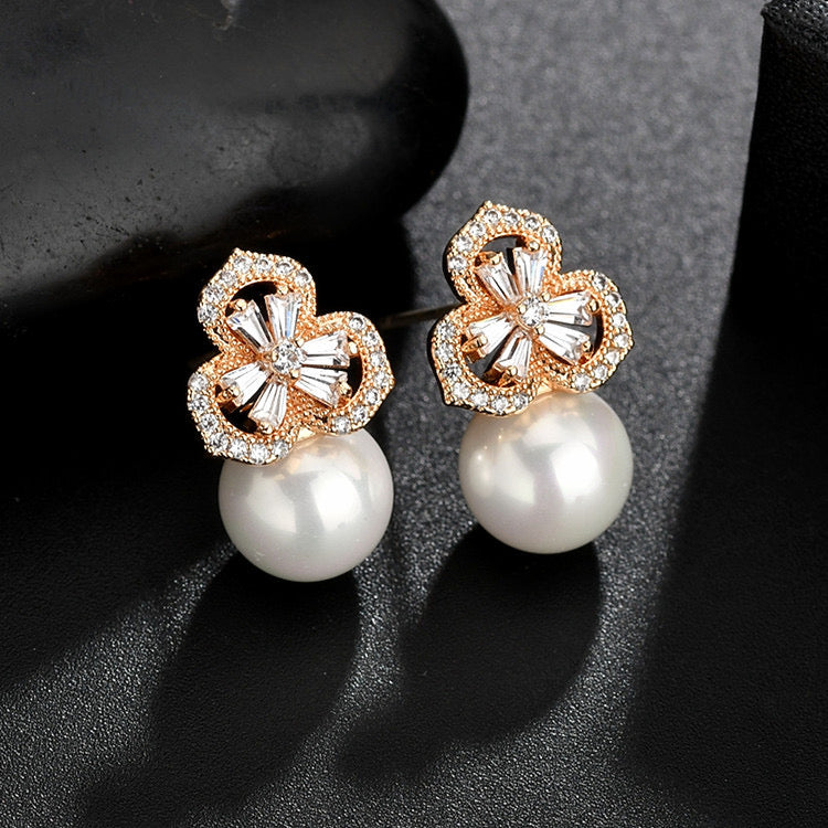 Zircon three leaf pearl earrings