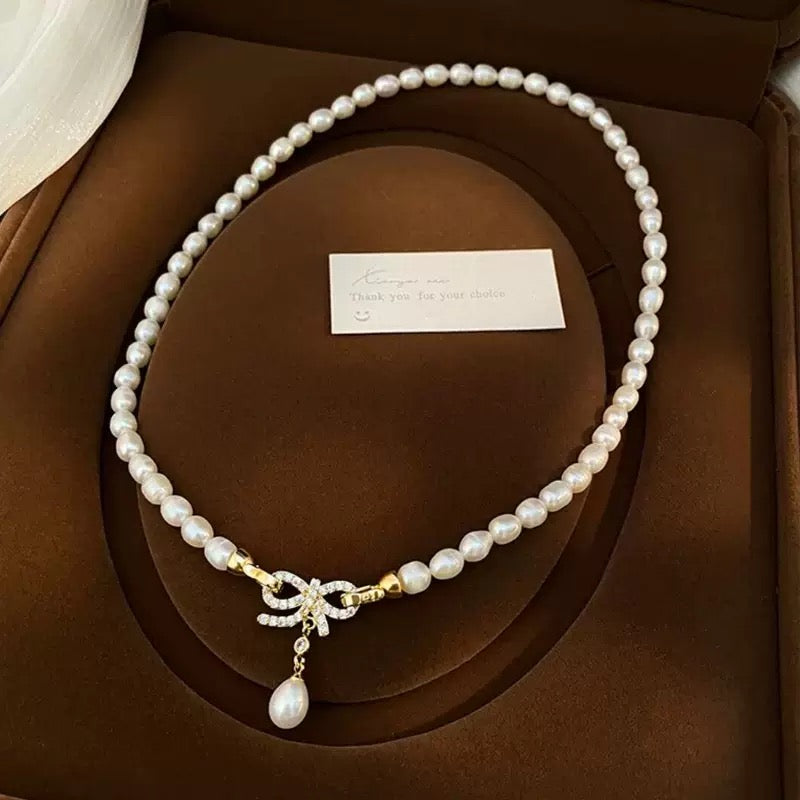 Bowed pendant Necklace