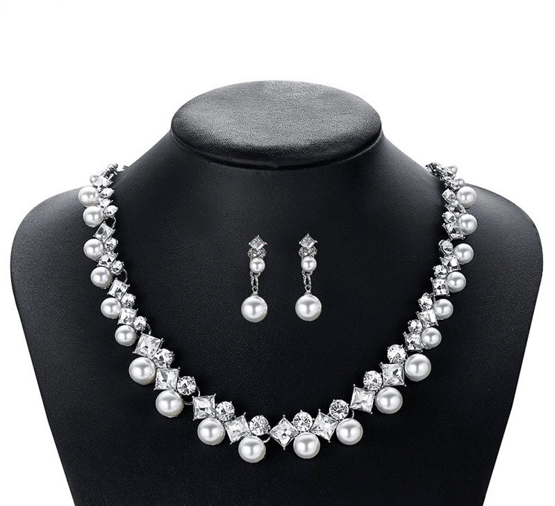 Pearls and zircon necklace set