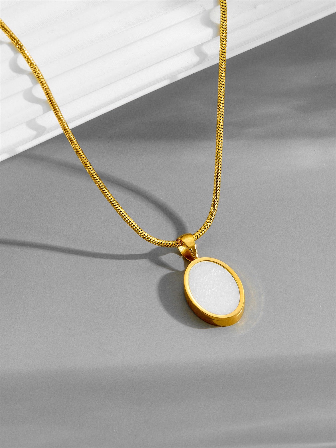 18k Gold Round Oval Pendant Necklace