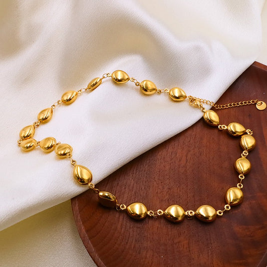 Peb shaped gold necklace and bracelet