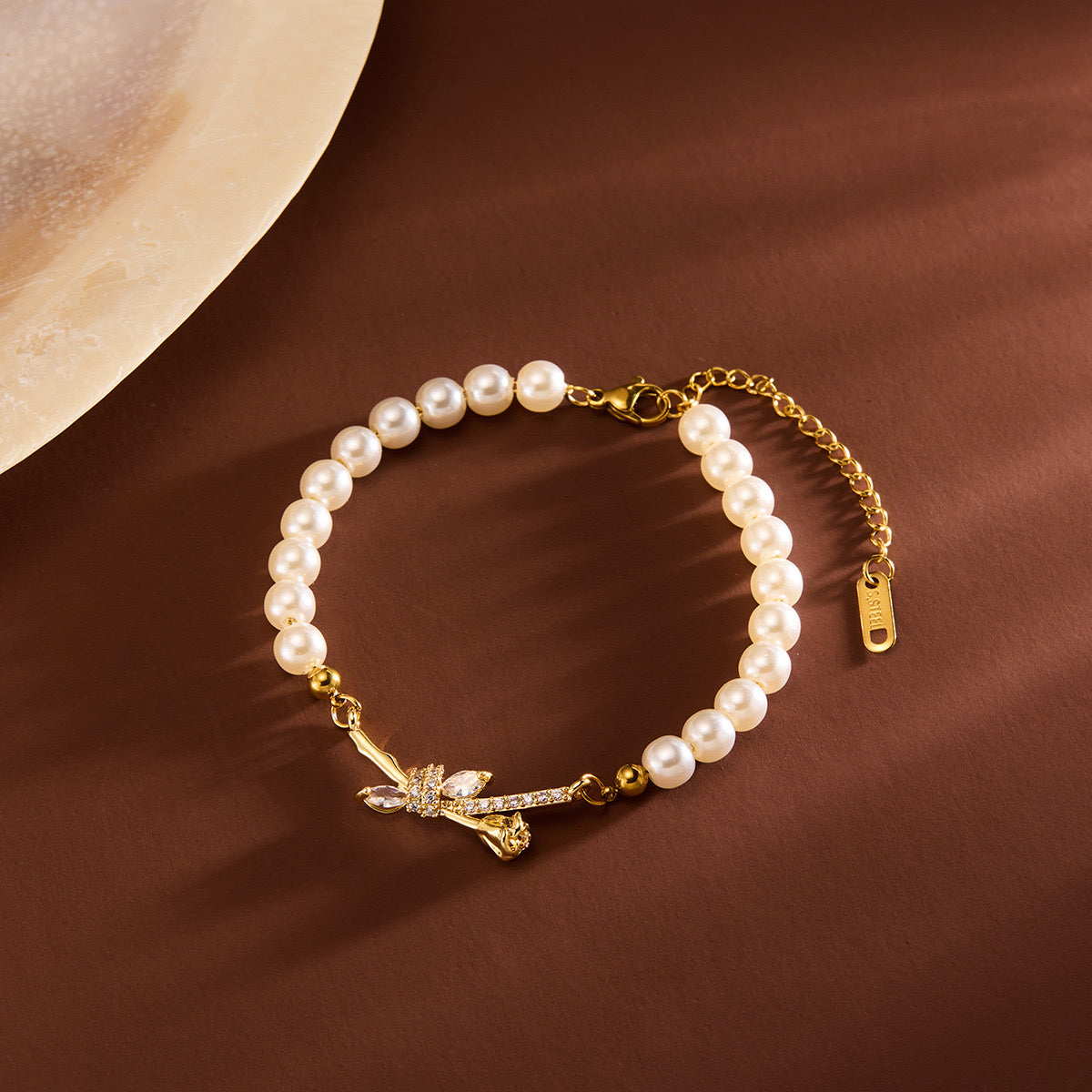 Floral shaped pearl bracelet