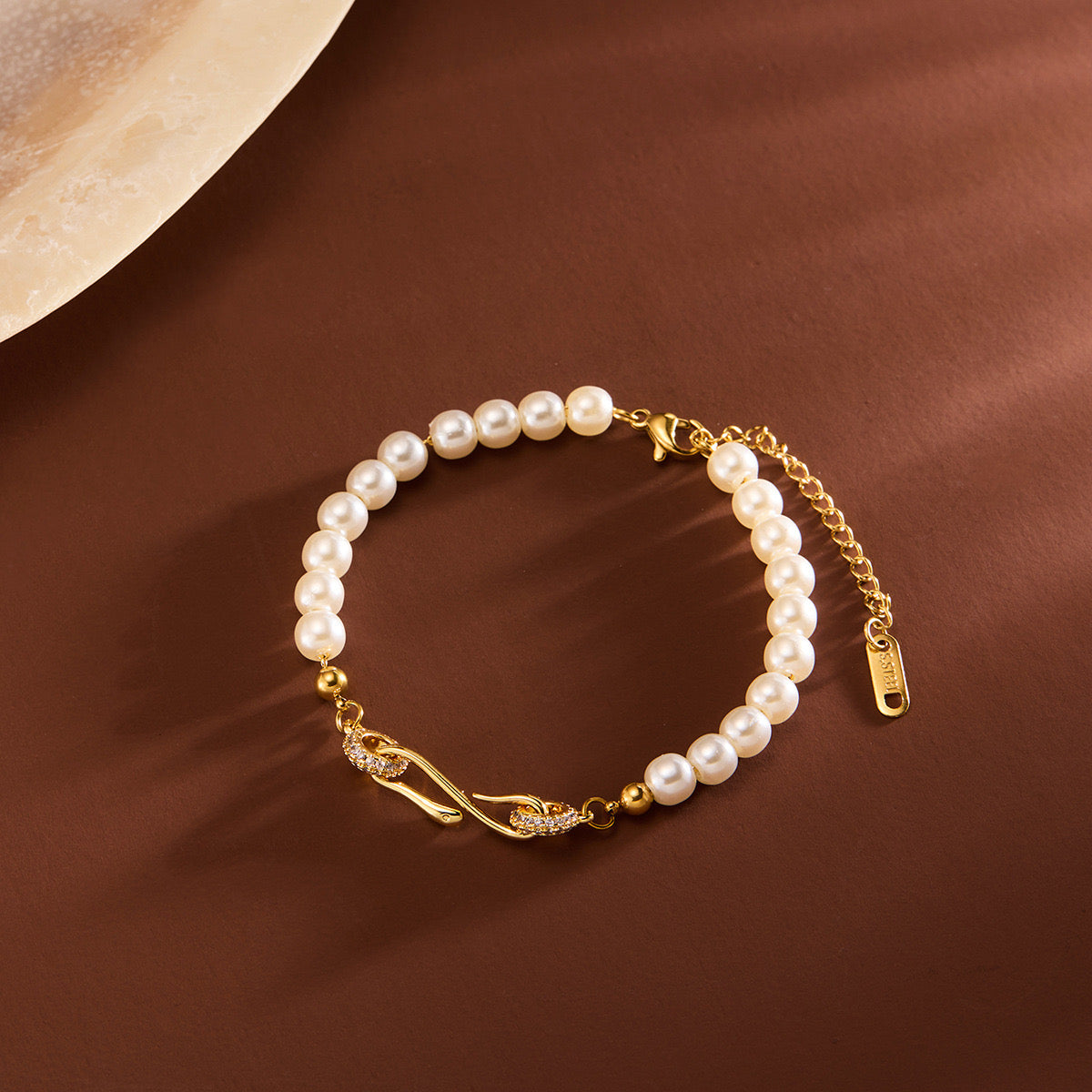 Linked pearl bracelet