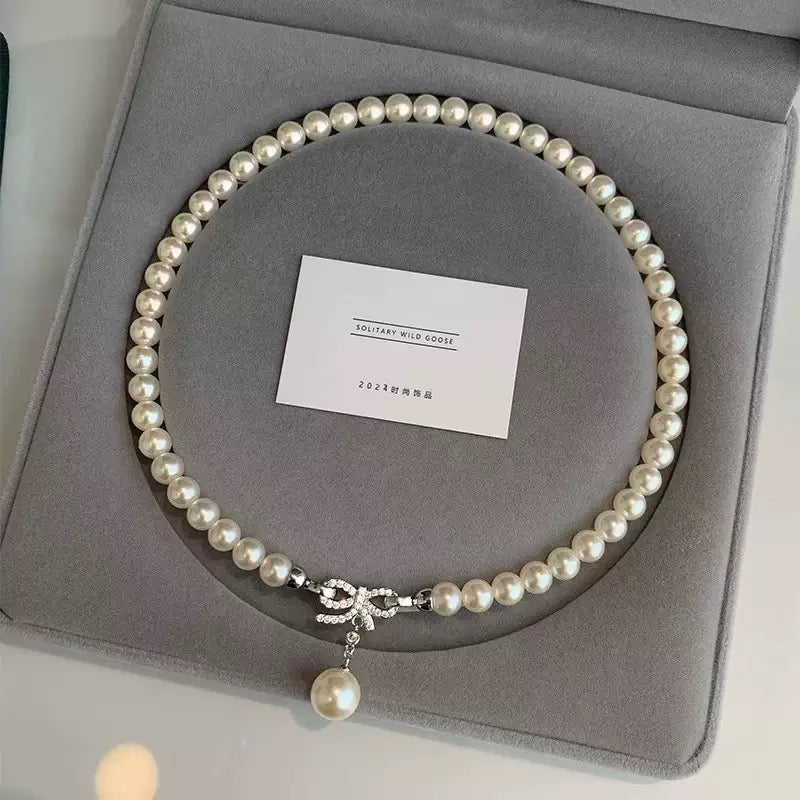 Bowed pendant Necklace